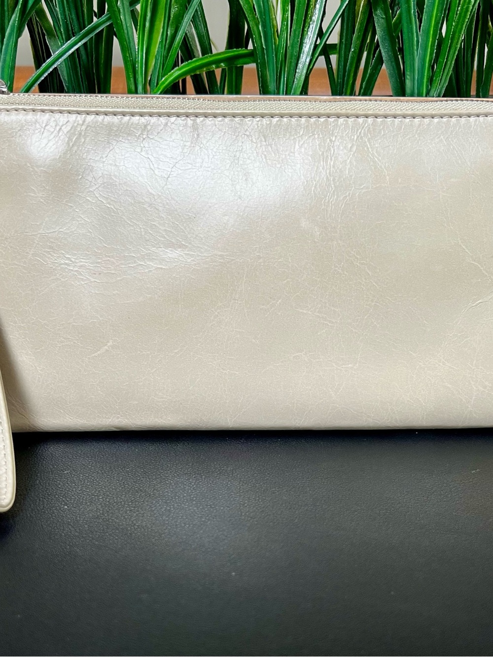 HOBO (HOBO International) Original Leather Clutch/Cream Wristlet - Picture 11 of 11